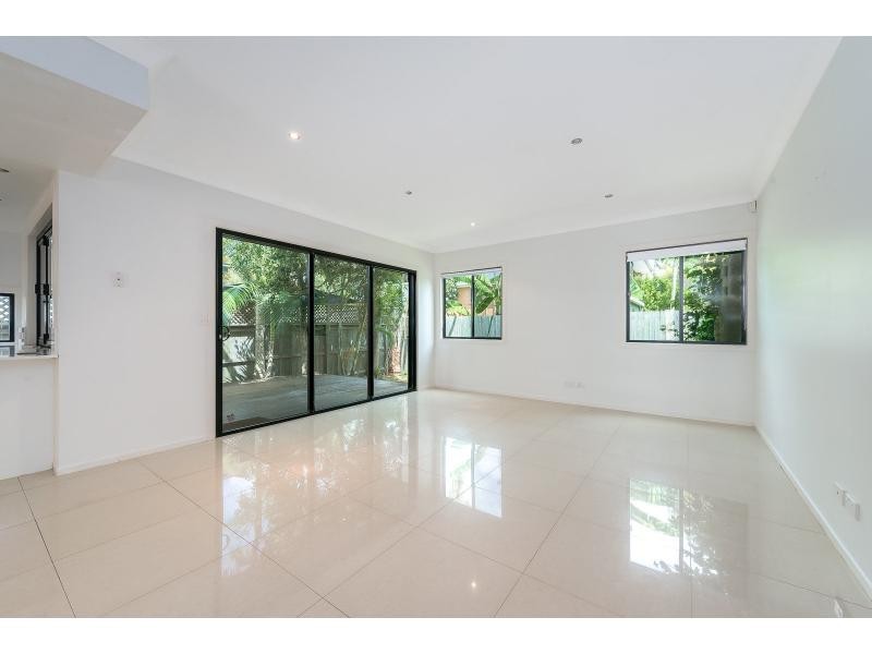 2/46 Bayview Street, Runaway Bay QLD 4216