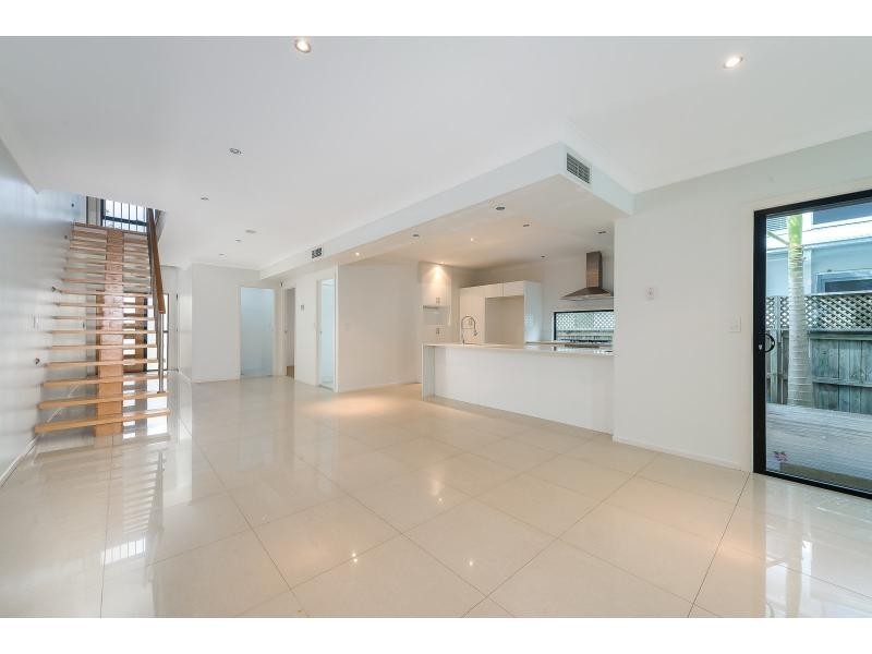 2/46 Bayview Street, Runaway Bay QLD 4216