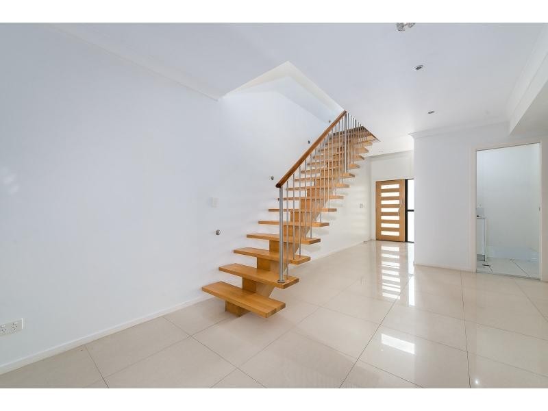 2/46 Bayview Street, Runaway Bay QLD 4216