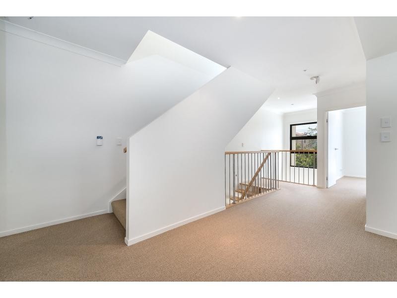 2/46 Bayview Street, Runaway Bay QLD 4216