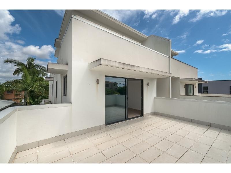 2/46 Bayview Street, Runaway Bay QLD 4216