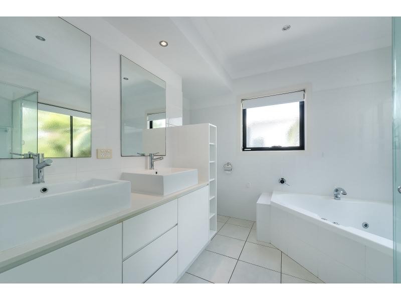 2/46 Bayview Street, Runaway Bay QLD 4216