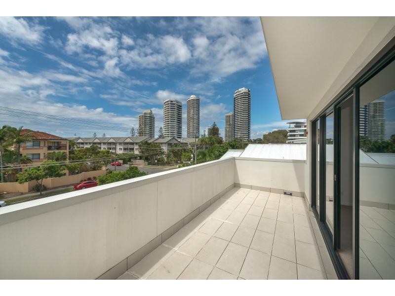 2/46 Bayview Street, Runaway Bay QLD 4216