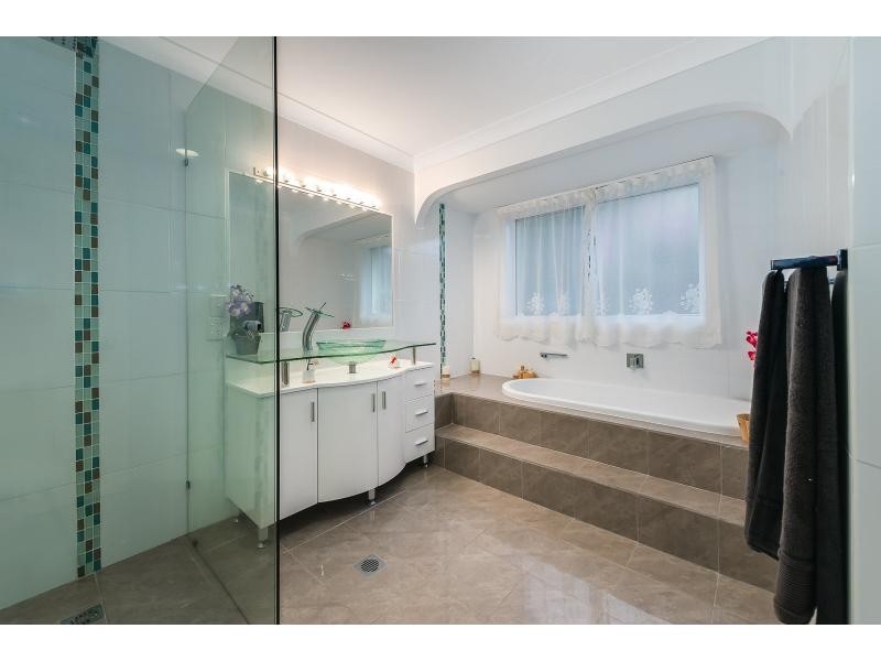 2 Camelot Crescent, Hollywell QLD 4216