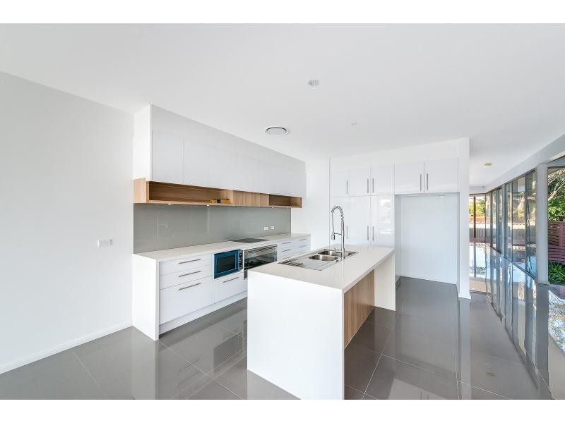 24 Drake Street, Paradise Point QLD 4216