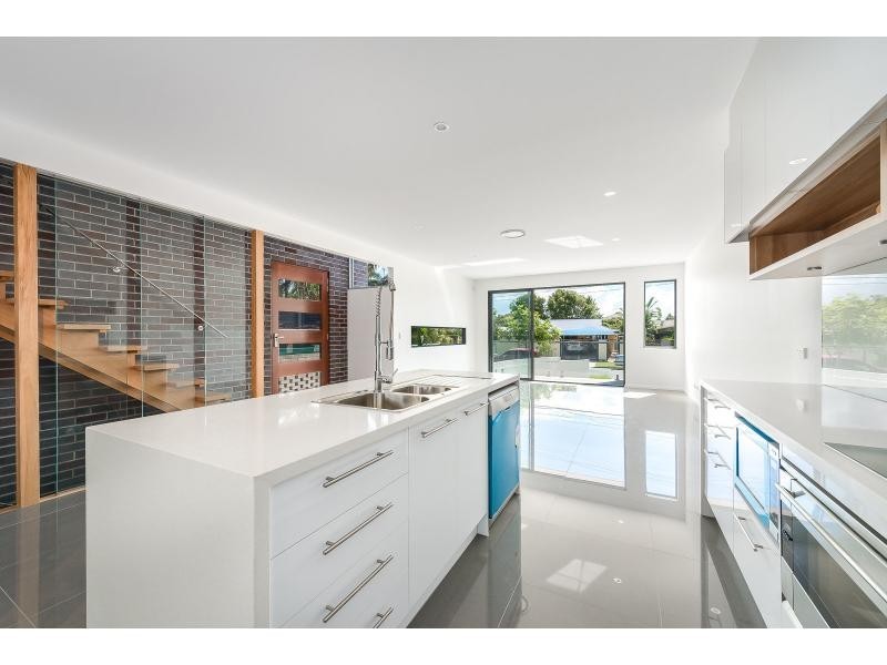 24 Drake Street, Paradise Point QLD 4216