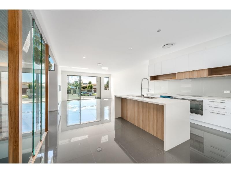 24 Drake Street, Paradise Point QLD 4216