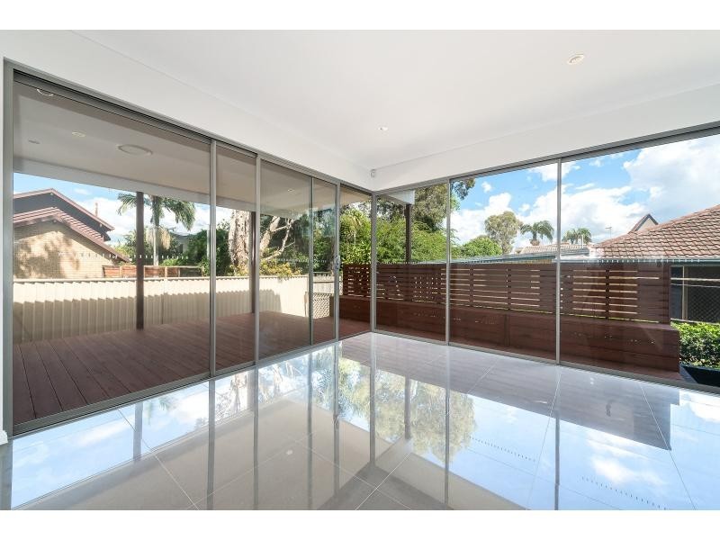 24 Drake Street, Paradise Point QLD 4216