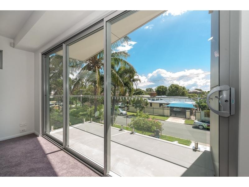 24 Drake Street, Paradise Point QLD 4216