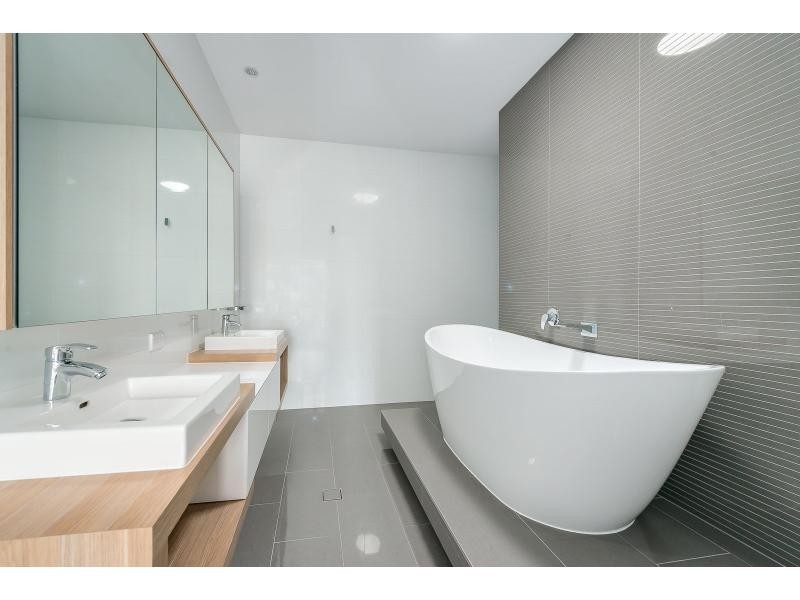 24 Drake Street, Paradise Point QLD 4216