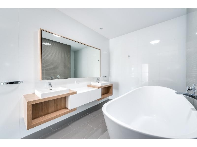 24 Drake Street, Paradise Point QLD 4216
