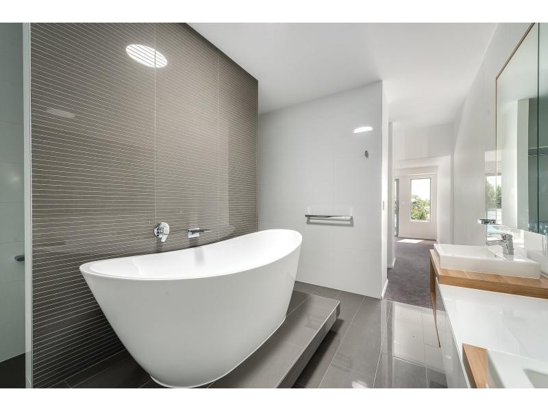 24 Drake Street, Paradise Point QLD 4216