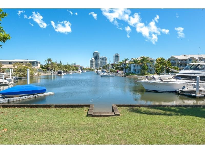 2/8 Jennifer Avenue, Runaway Bay QLD 4216