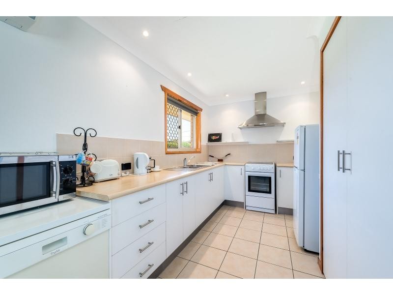 2/8 Jennifer Avenue, Runaway Bay QLD 4216