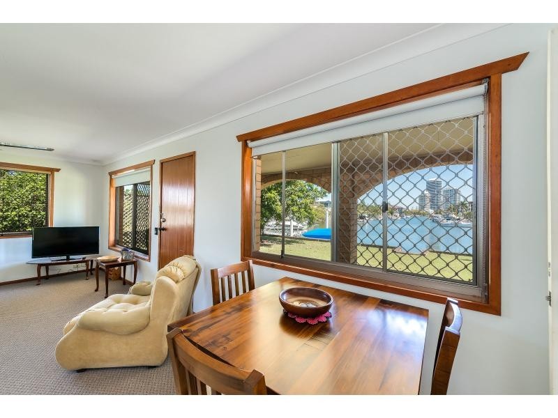 2/8 Jennifer Avenue, Runaway Bay QLD 4216