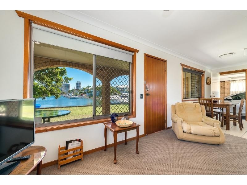 2/8 Jennifer Avenue, Runaway Bay QLD 4216