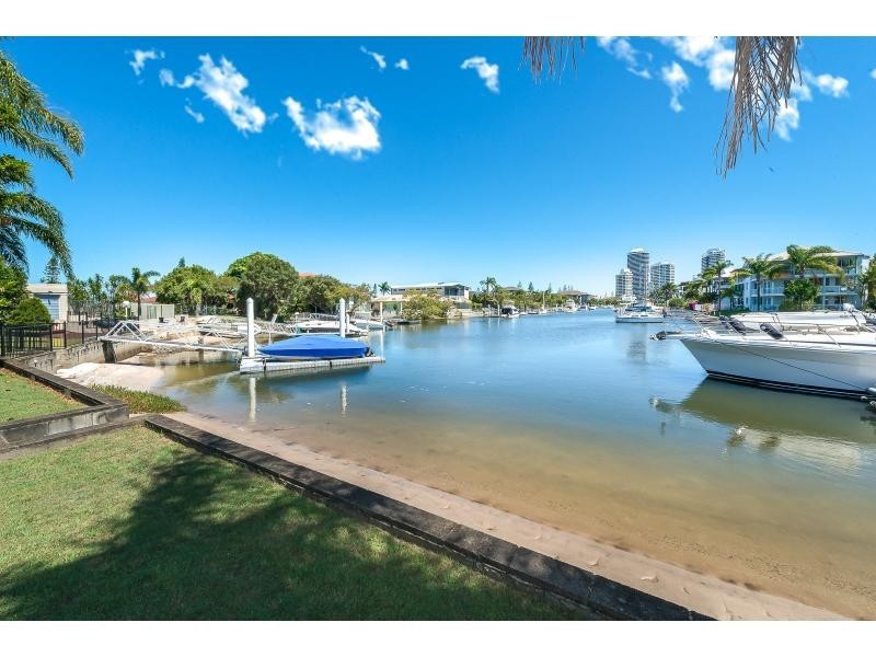 2/8 Jennifer Avenue, Runaway Bay QLD 4216