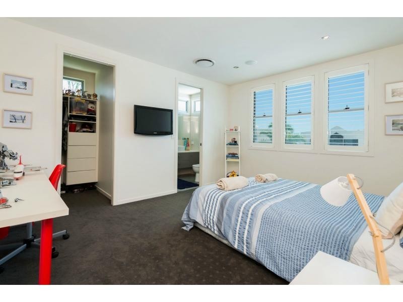 6 Kensington Mews, Sovereign Islands QLD 4216