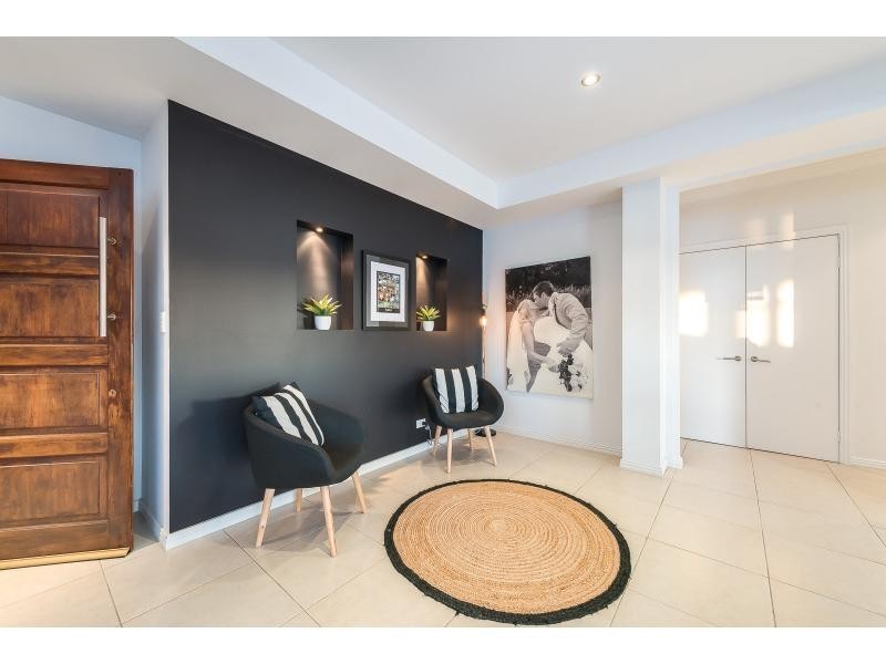 10 Oxley Drive, Paradise Point QLD 4216