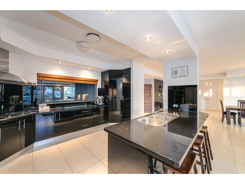10 Oxley Drive, Paradise Point QLD 4216