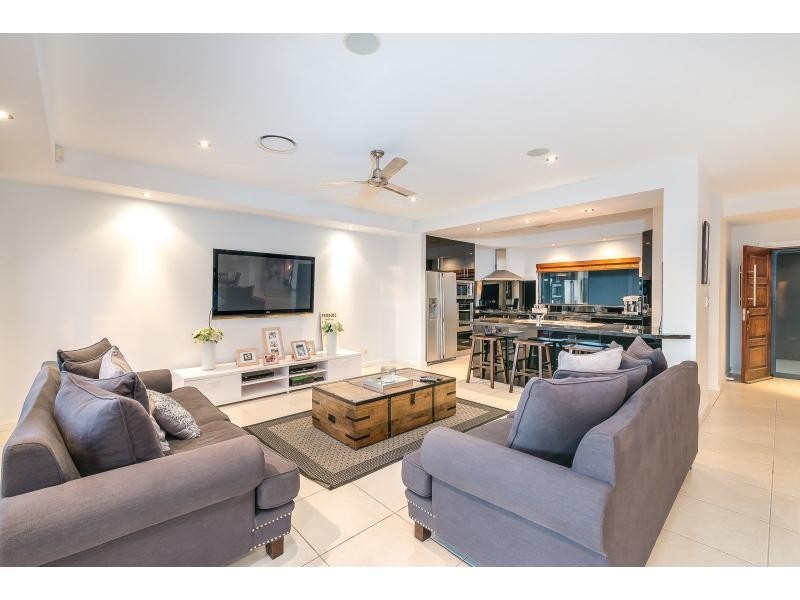 10 Oxley Drive, Paradise Point QLD 4216