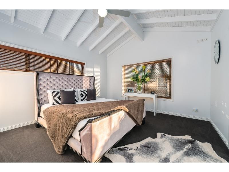10 Oxley Drive, Paradise Point QLD 4216