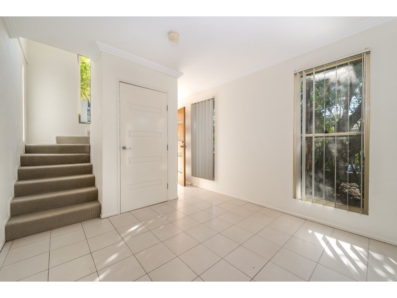 2/4 Locke Street, Southport QLD 4215