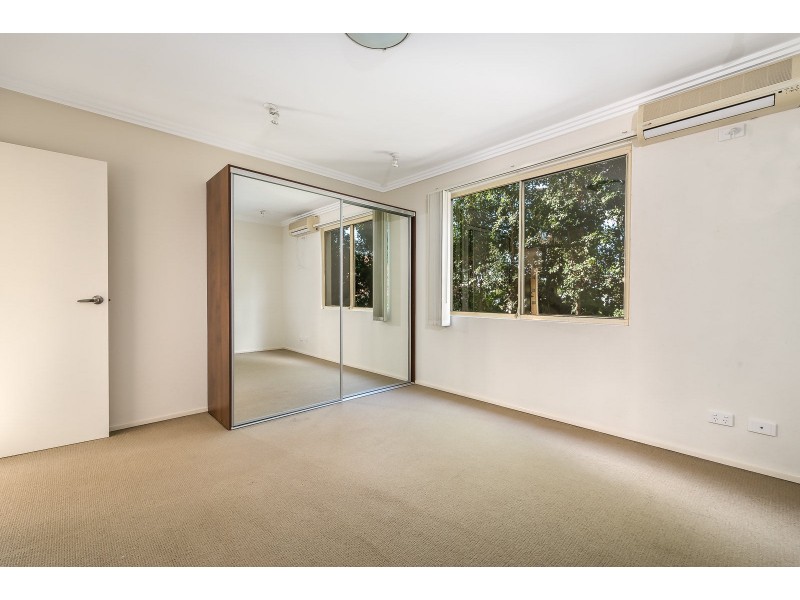 2/4 Locke Street, Southport QLD 4215