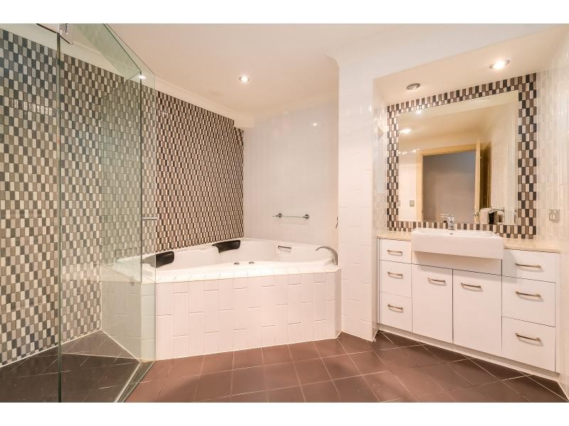2/54 Markham Avenue, Runaway Bay QLD 4216