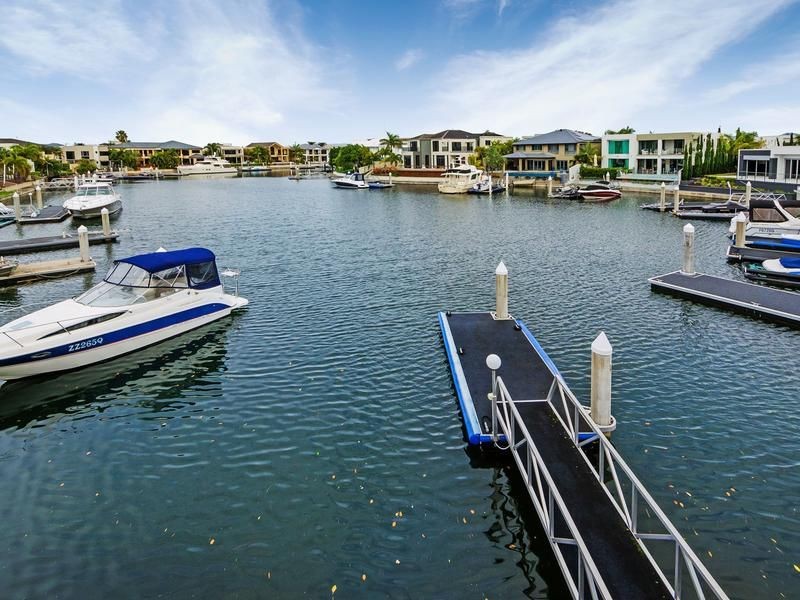 15 King Charles Drive, Sovereign Islands QLD 4216