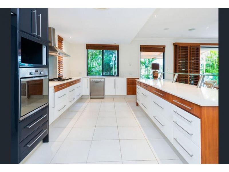 15 King Charles Drive, Sovereign Islands QLD 4216