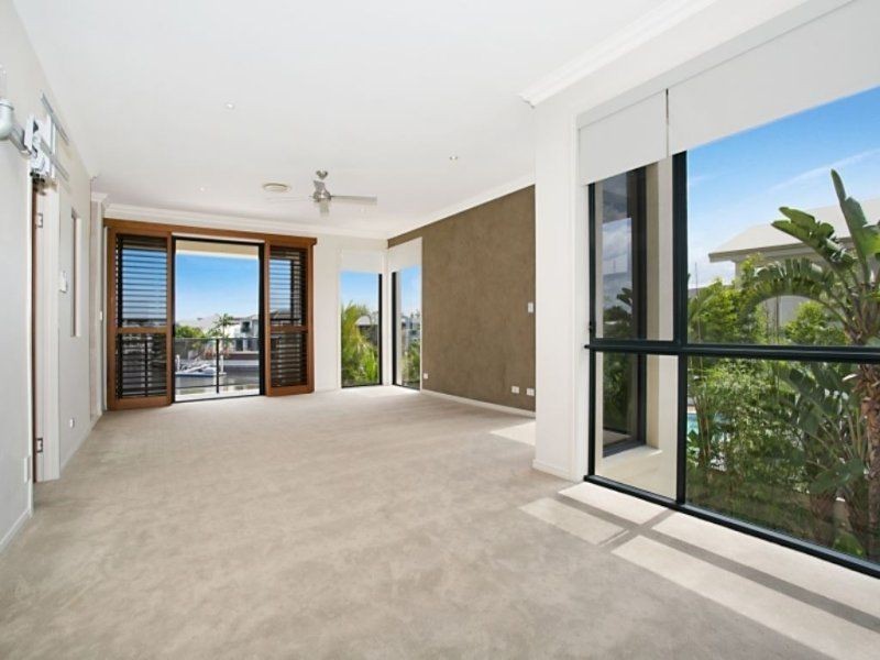 15 King Charles Drive, Sovereign Islands QLD 4216