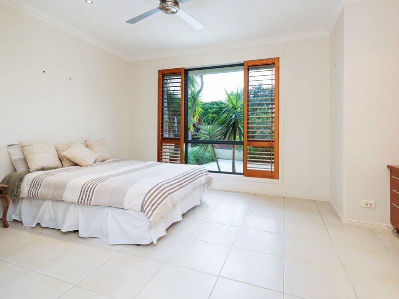 15 King Charles Drive, Sovereign Islands QLD 4216