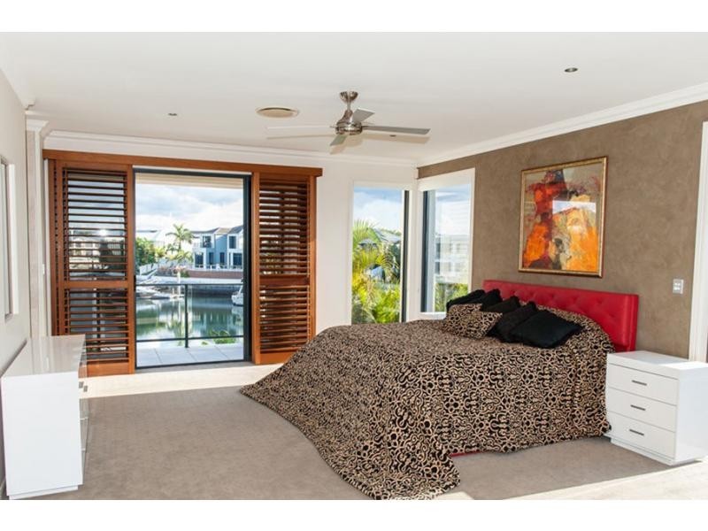 15 King Charles Drive, Sovereign Islands QLD 4216