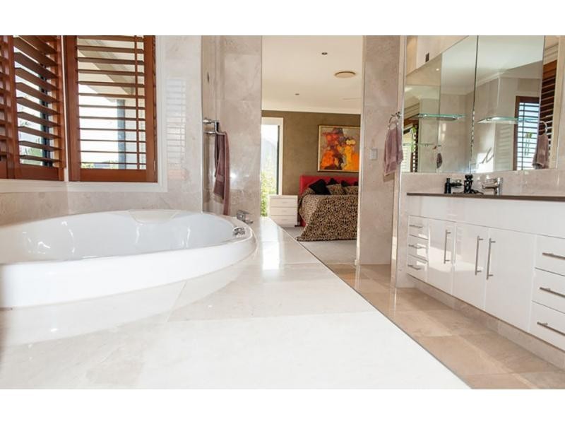 15 King Charles Drive, Sovereign Islands QLD 4216