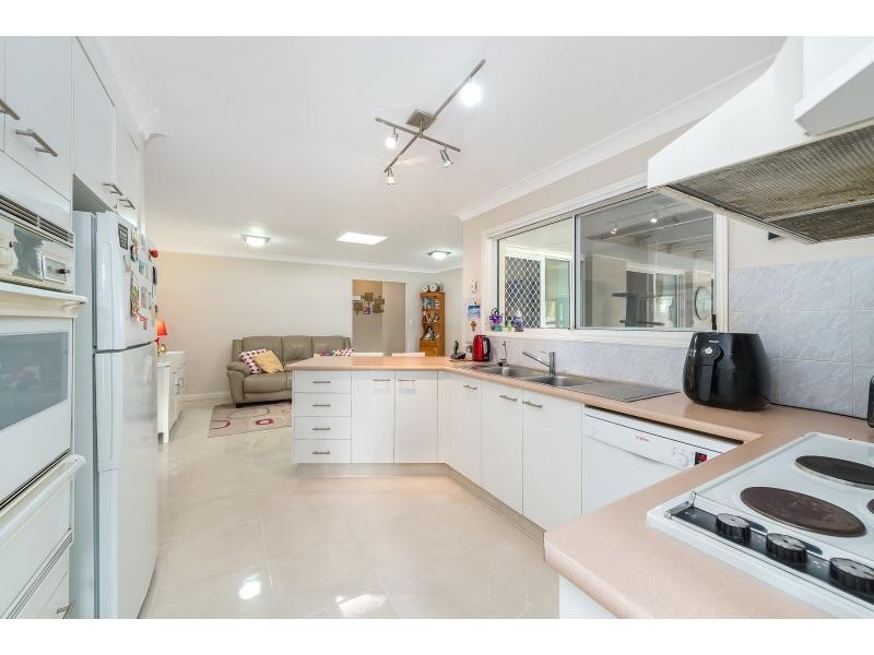 8 Fadden Close, Arundel QLD 4214