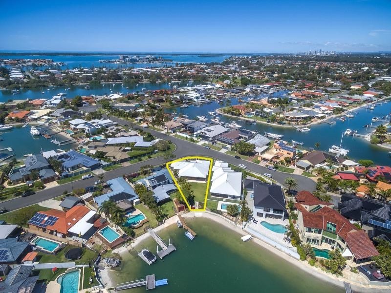 10 Namatjira Street, Paradise Point QLD 4216