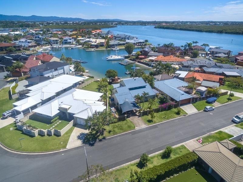 10 Namatjira Street, Paradise Point QLD 4216