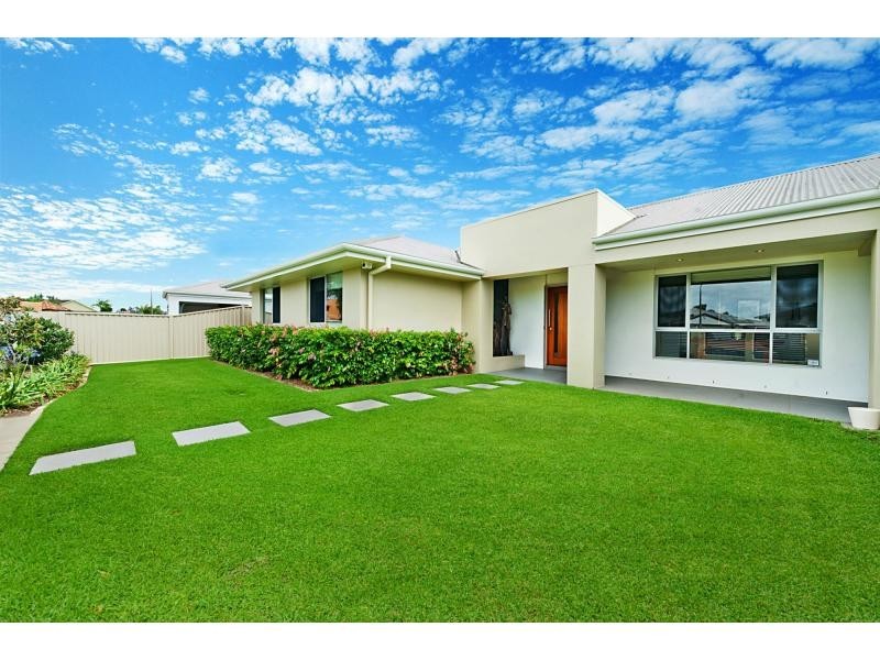 10 Namatjira Street, Paradise Point QLD 4216