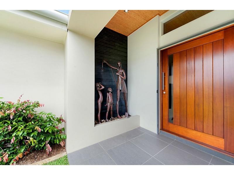 10 Namatjira Street, Paradise Point QLD 4216