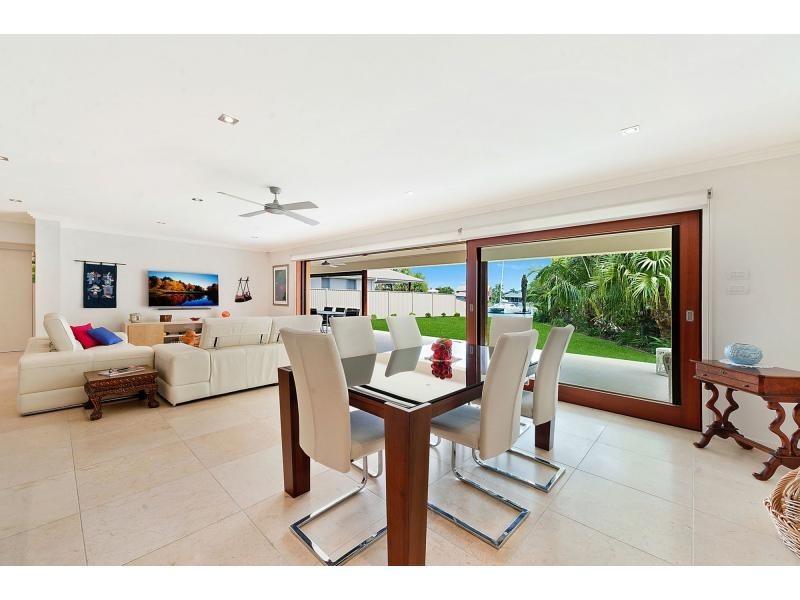 10 Namatjira Street, Paradise Point QLD 4216
