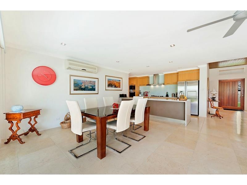 10 Namatjira Street, Paradise Point QLD 4216