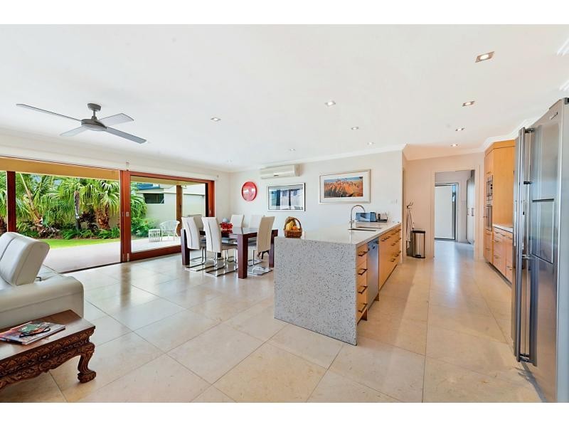 10 Namatjira Street, Paradise Point QLD 4216