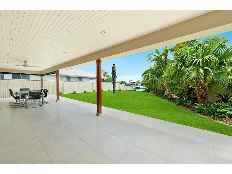 10 Namatjira Street, Paradise Point QLD 4216