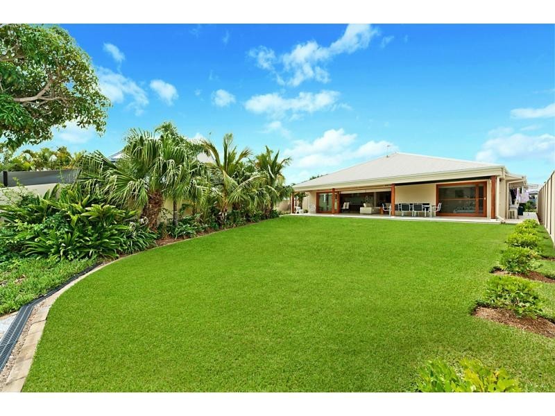 10 Namatjira Street, Paradise Point QLD 4216