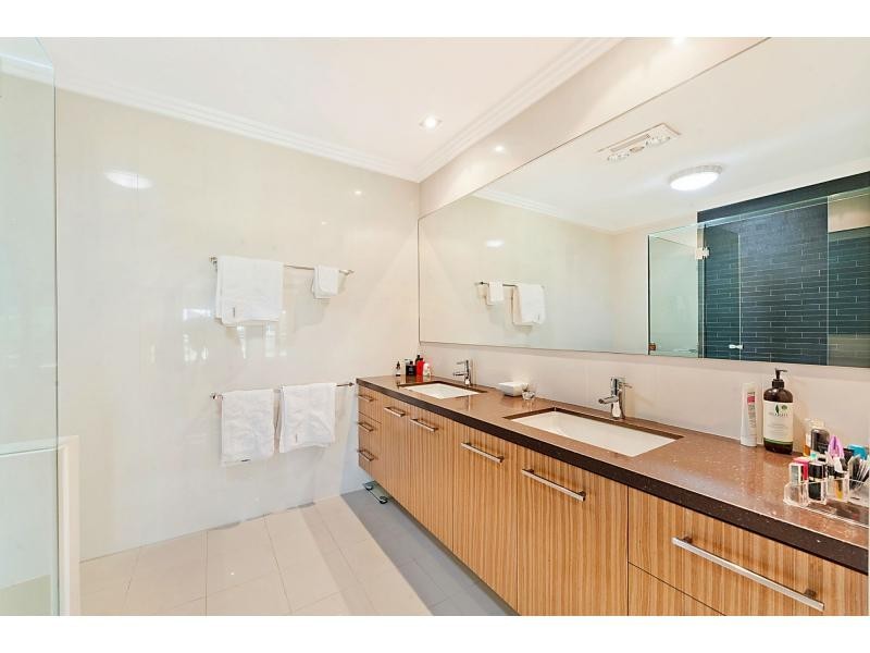 10 Namatjira Street, Paradise Point QLD 4216