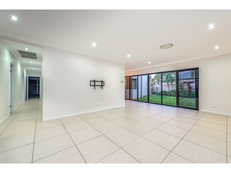 2136 Beaufort Way, Hope Island QLD 4212