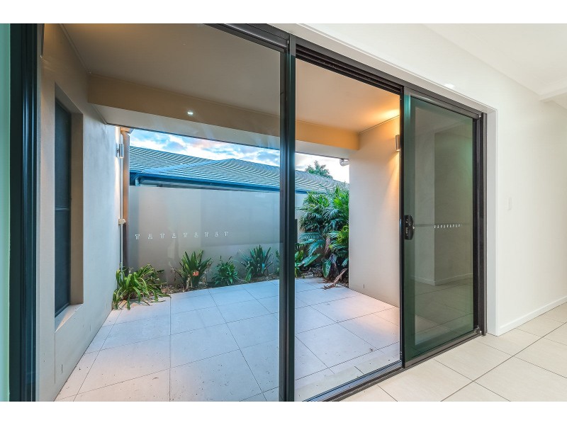 2136 Beaufort Way, Hope Island QLD 4212