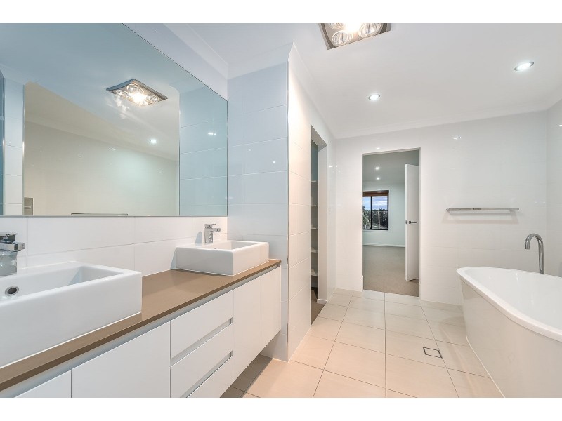 2136 Beaufort Way, Hope Island QLD 4212