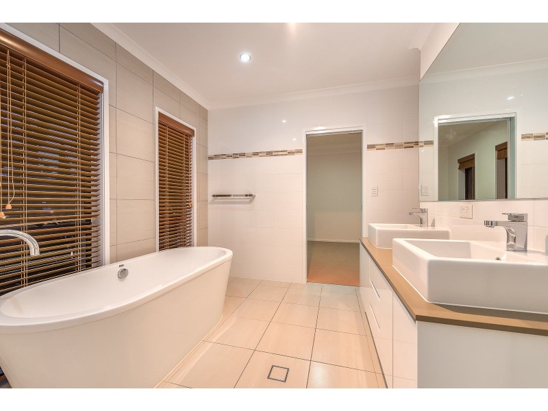 2136 Beaufort Way, Hope Island QLD 4212